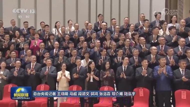 习近平接见全国群众体育先进单位、先进个人代表和全国体育系统先进集体、先